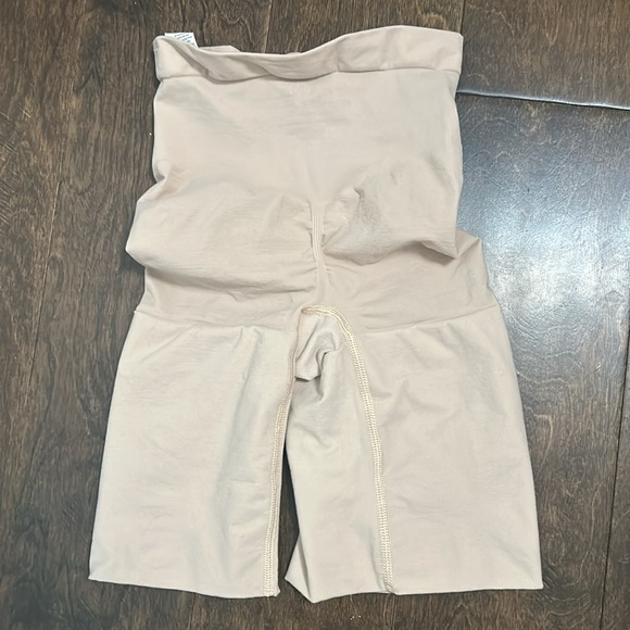 Spanx Seamless Power Series Sculpting Mid Thigh Short. Nude size Medium. - Picture 4 of 4